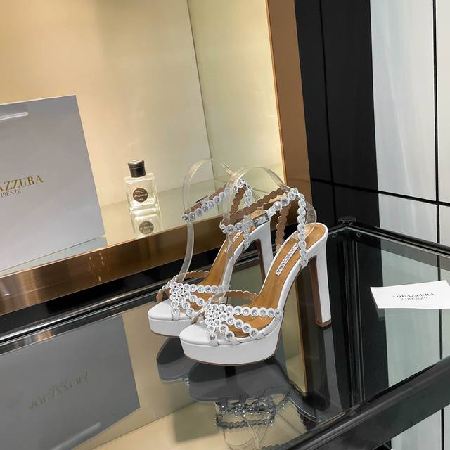 Aquazzura 2024经典款的高跟防水台水钻凉鞋，真的美到我心坎里啦！璀璨的水钻在阳光下闪烁，如同繁星点点。防水台的设计贴心又舒适，高跟鞋则赋予了自信的力